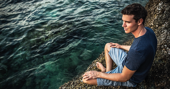 hombre frente al mar