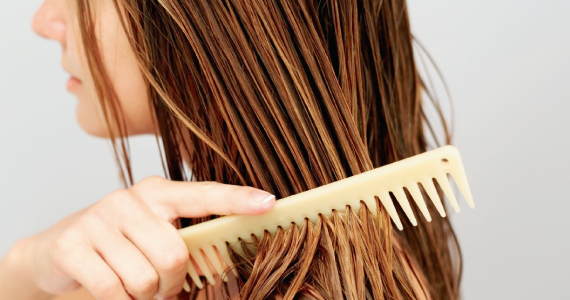 mujer peinando su cabello