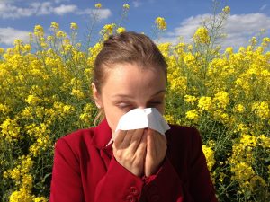 persona sufriendo alergia