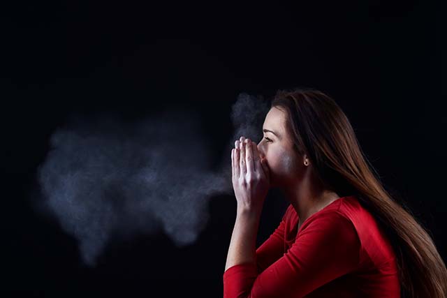 persona resfriada estornudando