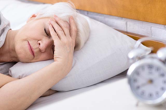 mujer con menopausia sufriendo de insomnio