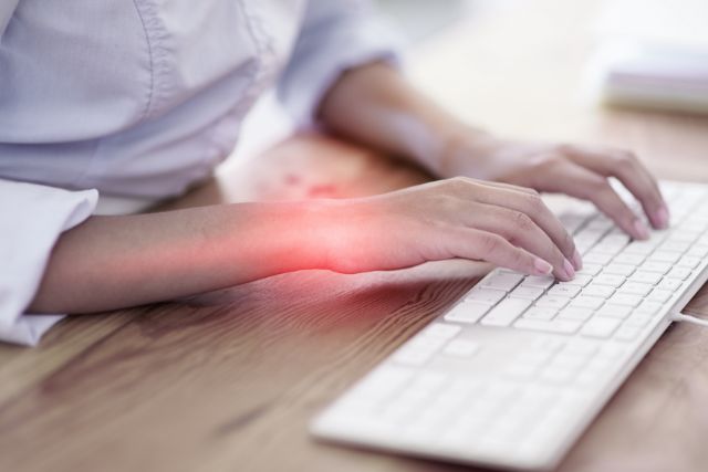 persona con este síndrome delante del ordenador