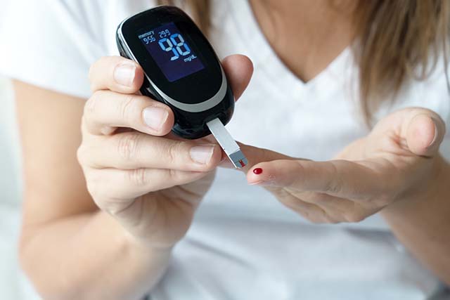 persona chequeando su glucosa