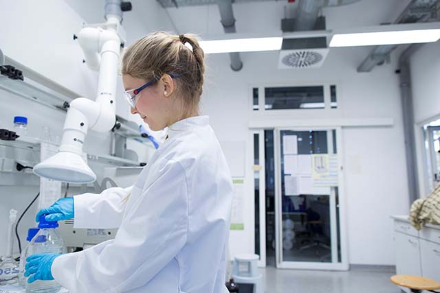 farmacéutico trabajando en un fármaco en su laboratorio