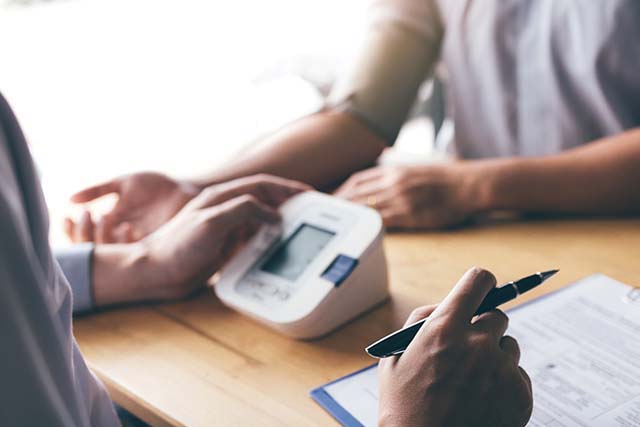 médico con un tensiómetro