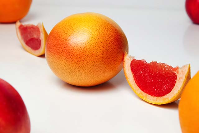 pomelo y gajos de pomelo rojo