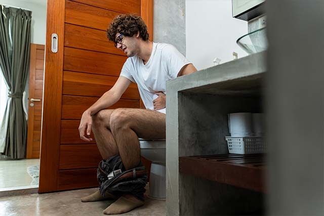 persona sufriendo hemorroides