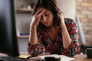 persona con dolor de cabeza