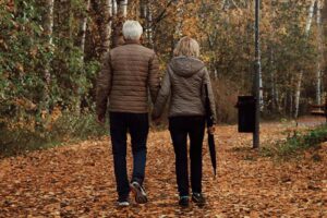 personas caminando durante el invierno